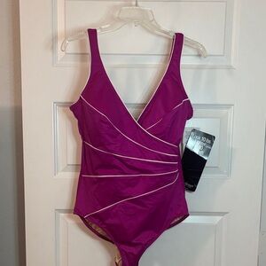 Miraclesuit Fuchsia Horizon One-Piece Swimsuit w/white contrast piping vacay NWT